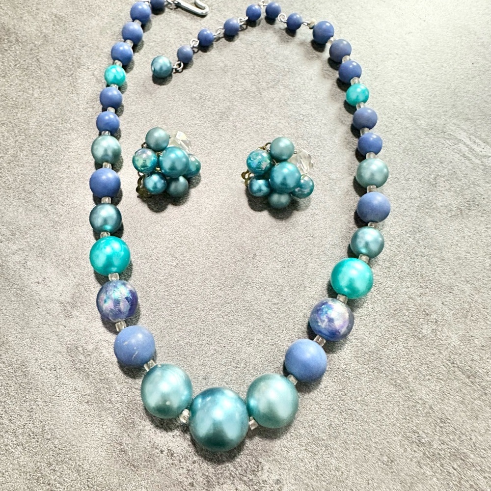 Vintage Japan Beaded Necklace And Clip On Earrings Set In Shades of Blue Retro